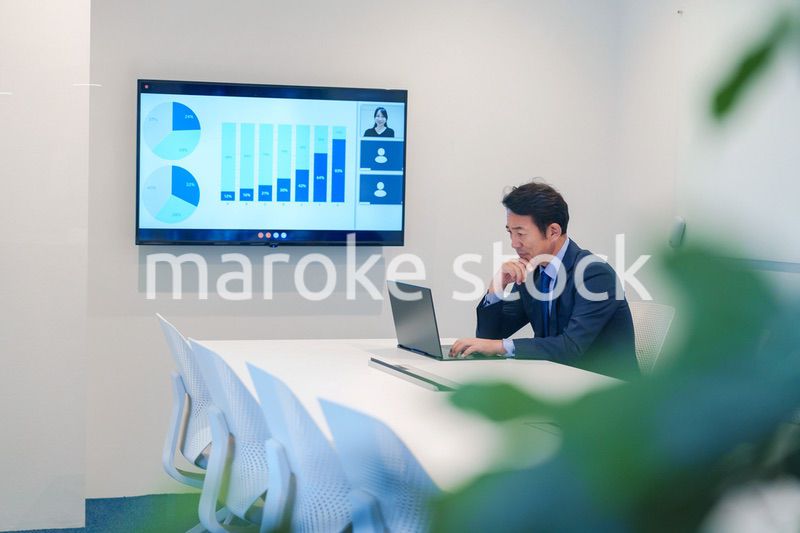 会議室でリモート会議をするビジネスマン