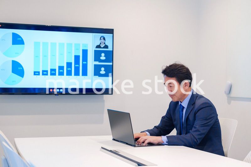 会議室でリモート会議をするビジネスマン