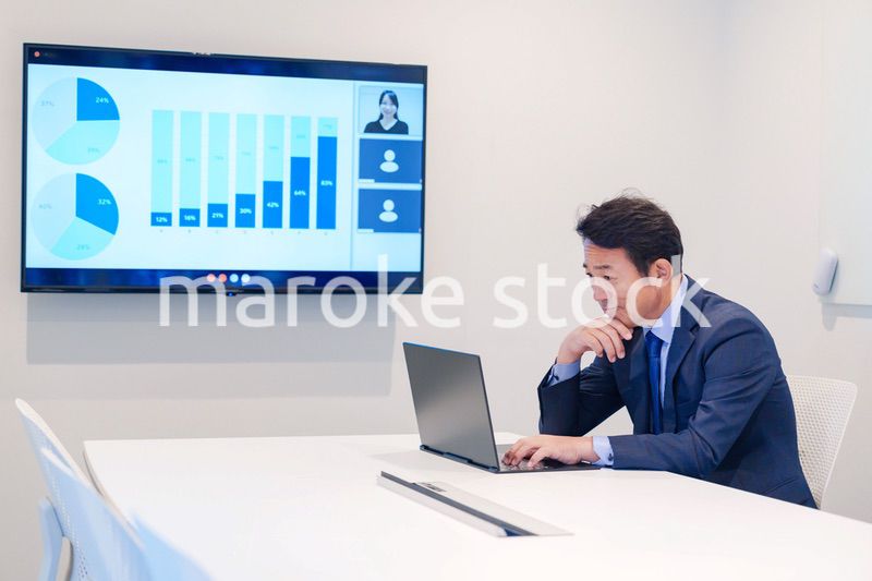 会議室でリモート会議をするビジネスマン