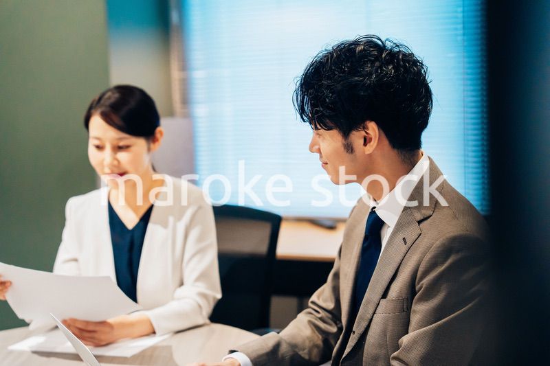 オフィスで打ち合わせをするミドルの女性