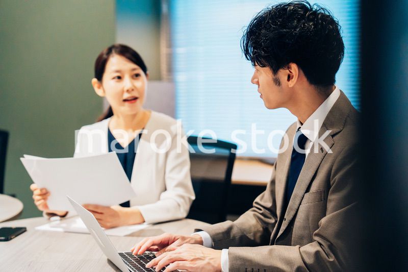 オフィスで打ち合わせをするミドルの女性