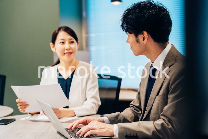 オフィスで打ち合わせをするミドルの女性