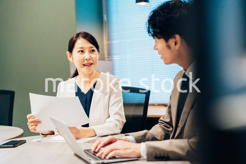 オフィスで打ち合わせをするミドルの女性