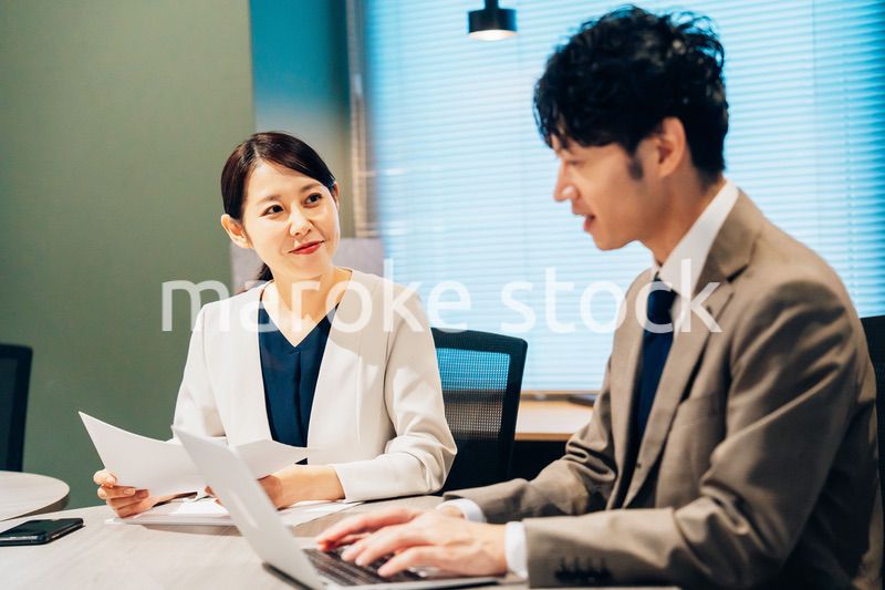 オフィスで打ち合わせをするミドルの女性