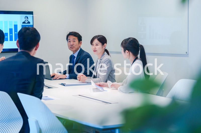 オフィスでリモート会議をするビジネスパーソン