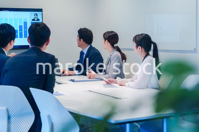 オフィスでリモート会議をするビジネスパーソン