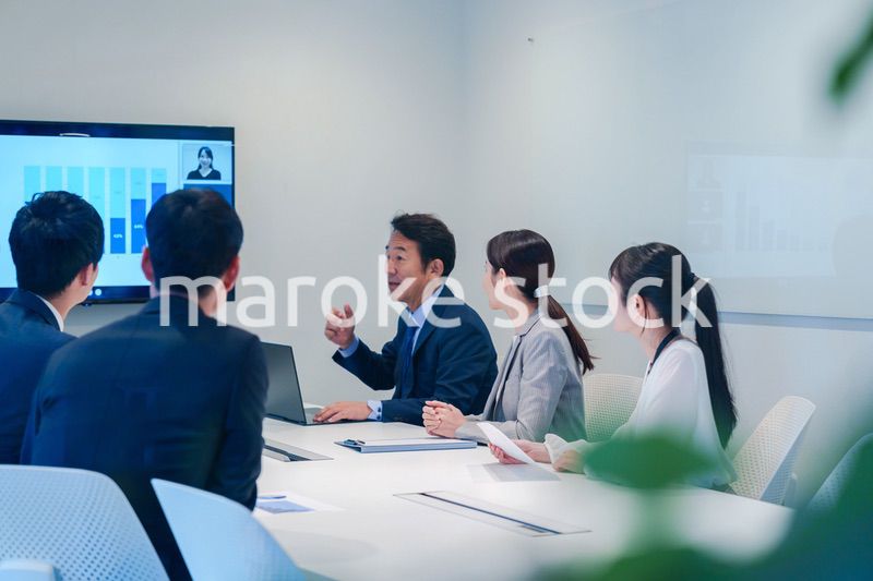 オフィスでリモート会議をするビジネスパーソン
