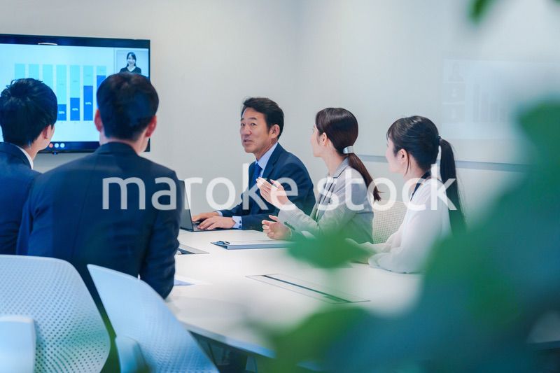 オフィスでリモート会議をするビジネスパーソン