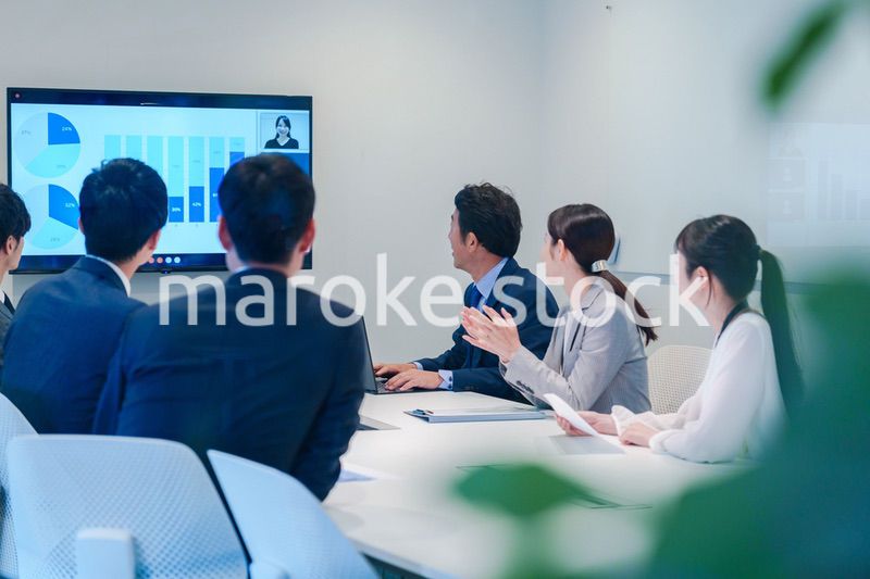 オフィスでリモート会議をするビジネスパーソン
