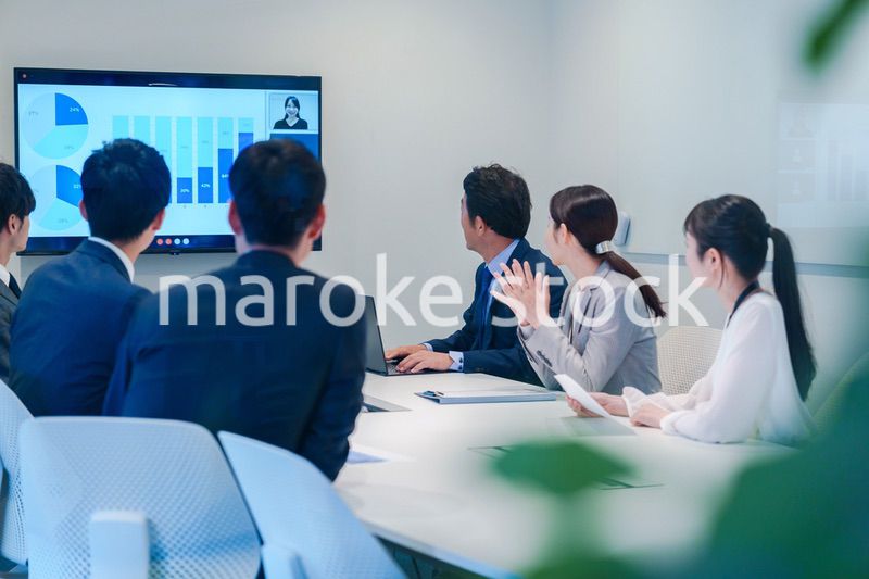 オフィスでリモート会議をするビジネスパーソン