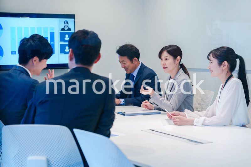 オフィスでリモート会議をするビジネスパーソン