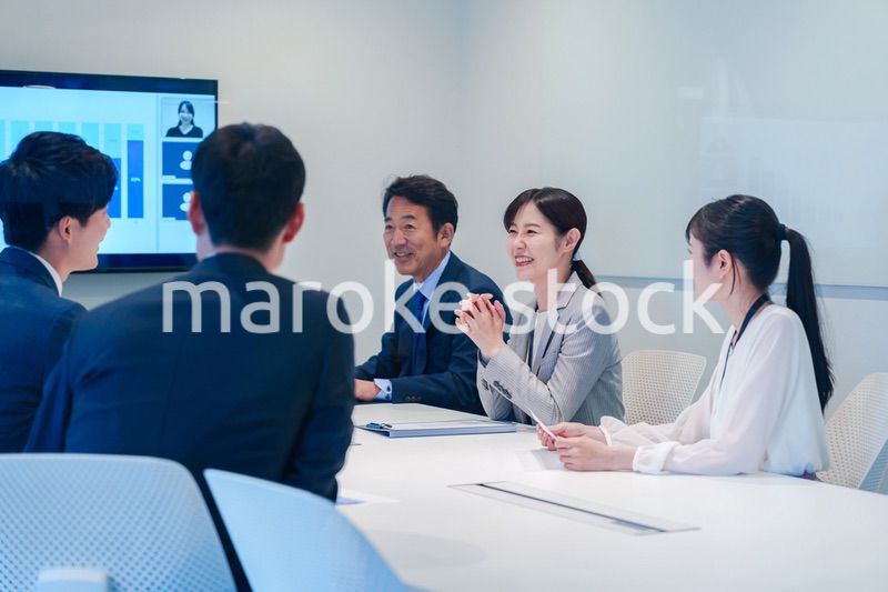 オフィスでリモート会議をするビジネスパーソン