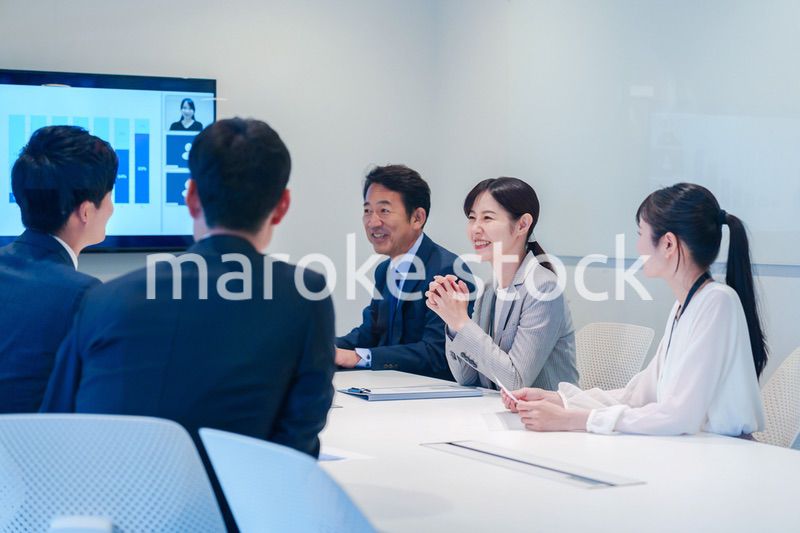 オフィスでリモート会議をするビジネスパーソン