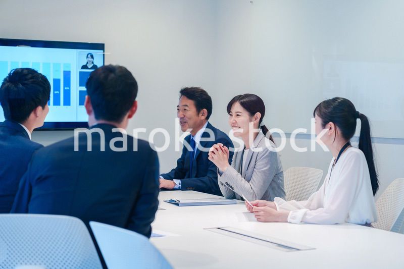 オフィスでリモート会議をするビジネスパーソン