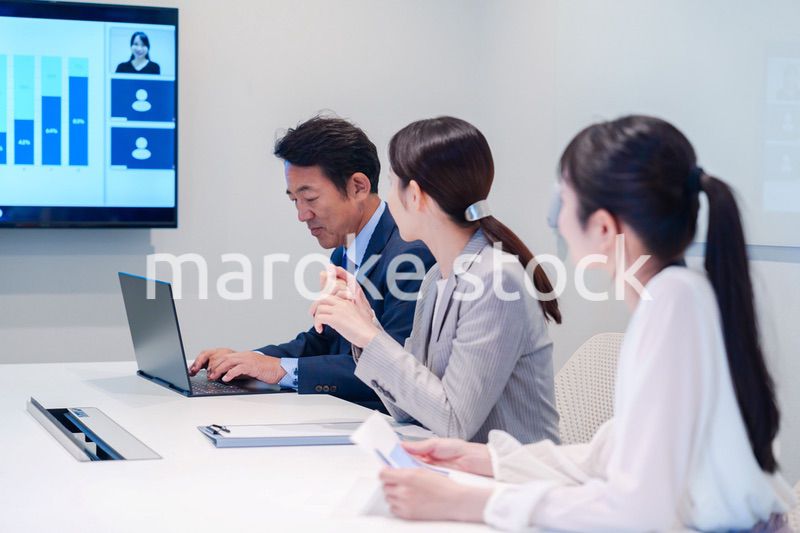 オフィスでリモート会議をするビジネスパーソン