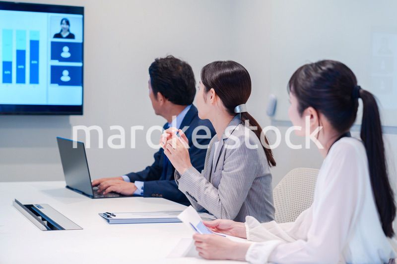 オフィスでリモート会議をするビジネスパーソン