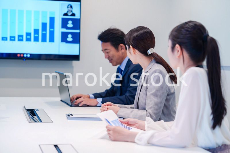 オフィスでリモート会議をするビジネスパーソン