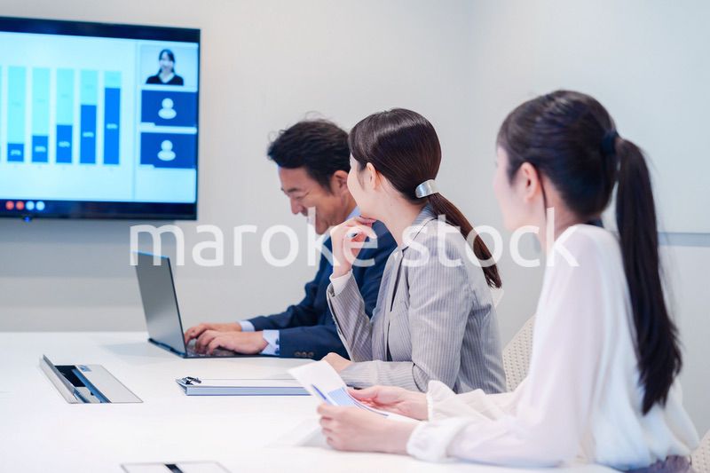 オフィスでリモート会議をするビジネスパーソン