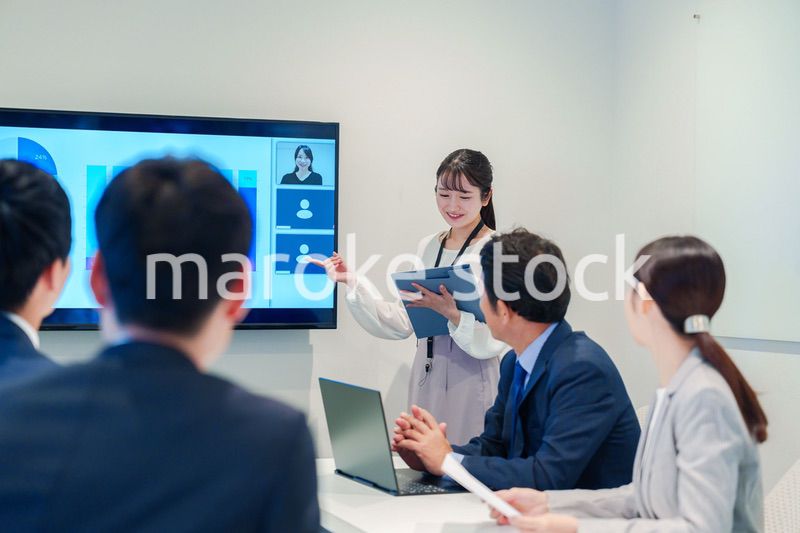 会議室でプレゼンをする若い女性
