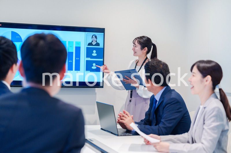 会議室でプレゼンをする若い女性