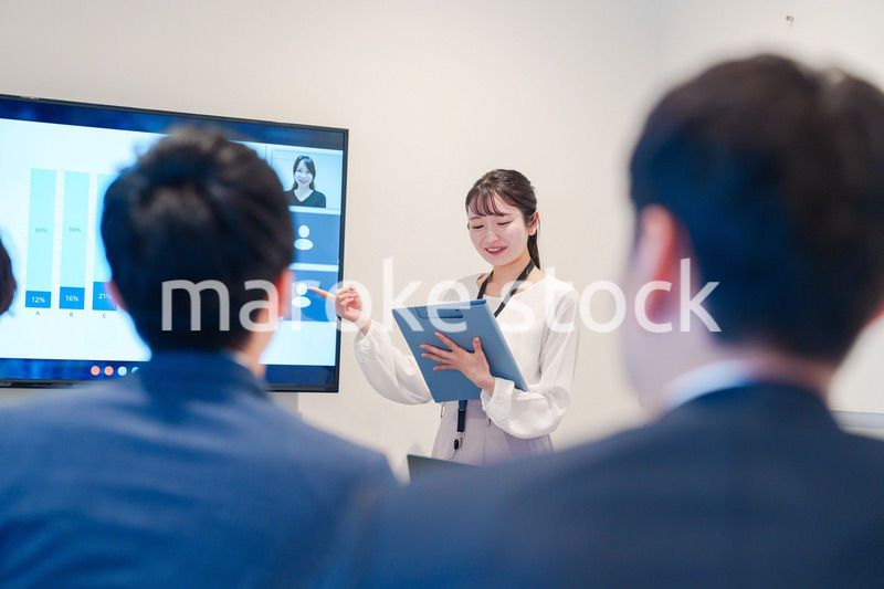 リモート会議でプレゼンをする若い女性社員