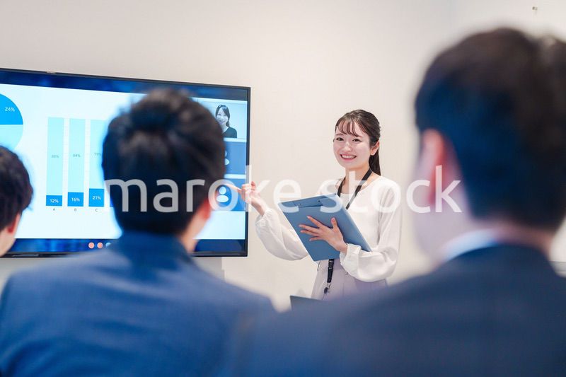 リモート会議でプレゼンをする若い女性社員