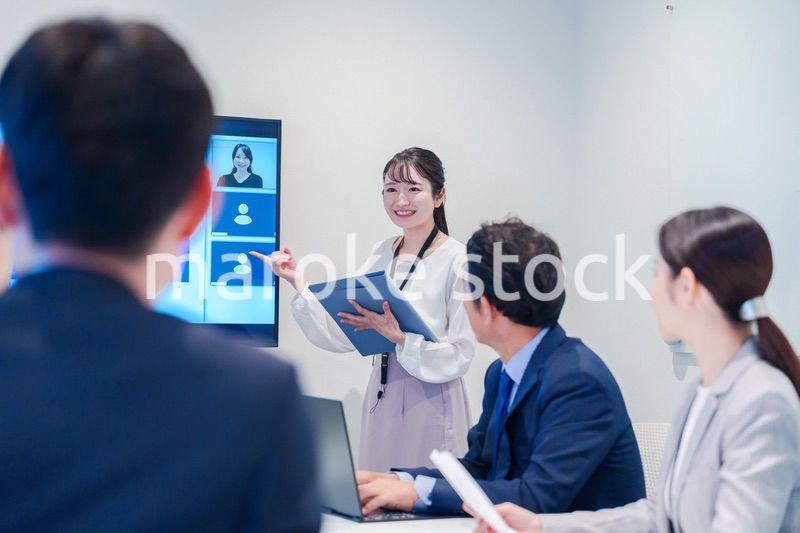 会議室でプレゼンをする若い女性