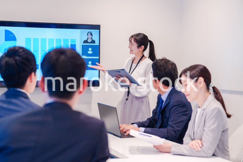 会議室でプレゼンをする若い女性