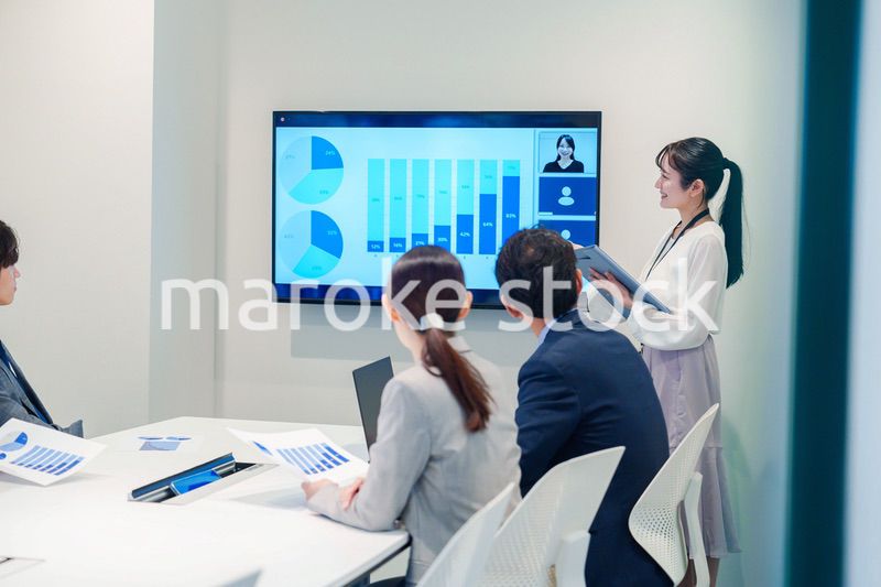 会議室でプレゼンをする若い女性