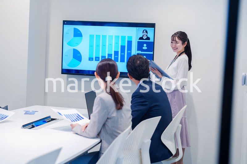 会議室でプレゼンをする若い女性