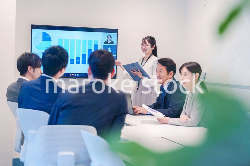 会議室でプレゼンをする若い女性