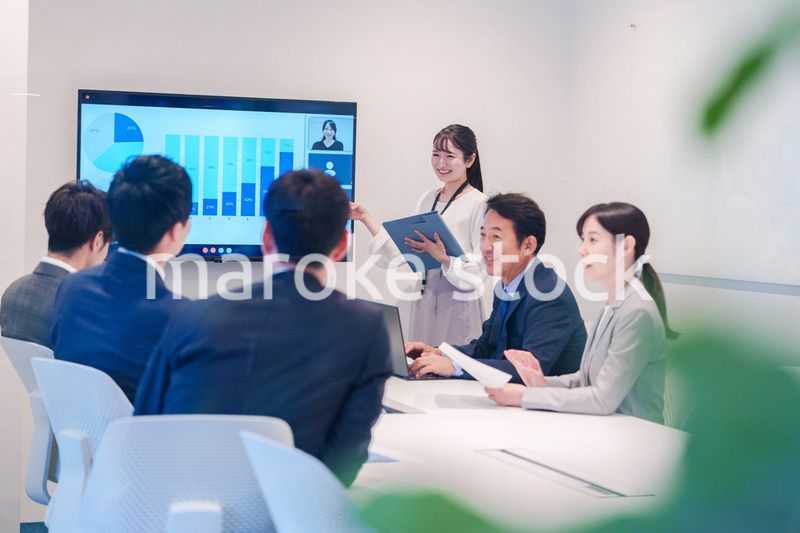 会議室でプレゼンをする若い女性