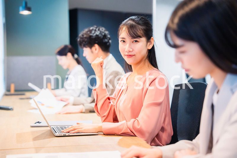 オフィスでガッツポーズをする女性ビジネスパーソン