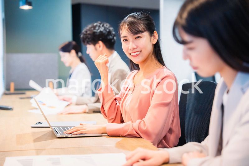 オフィスでガッツポーズをする女性ビジネスパーソン