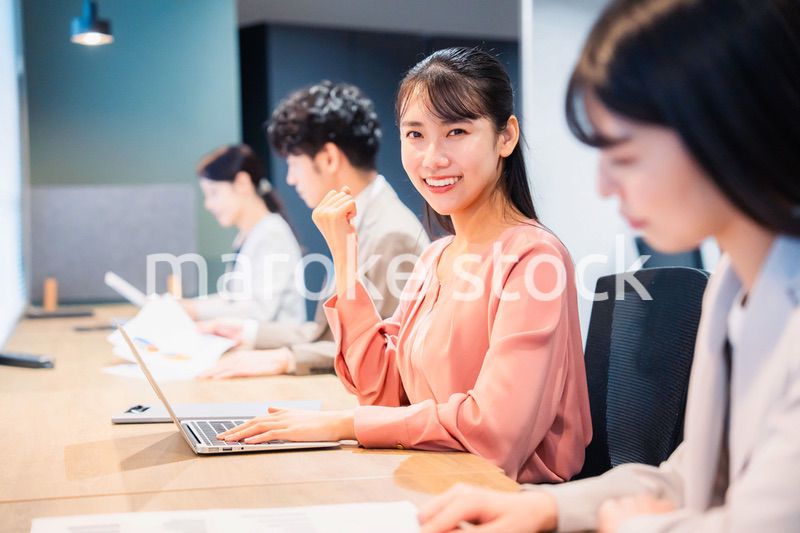 オフィスでガッツポーズをする女性ビジネスパーソン