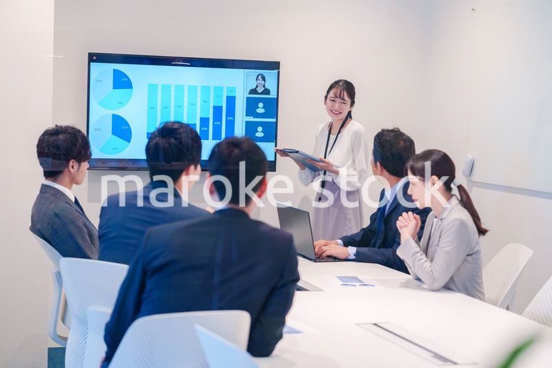 会議室でプレゼンをする若い女性