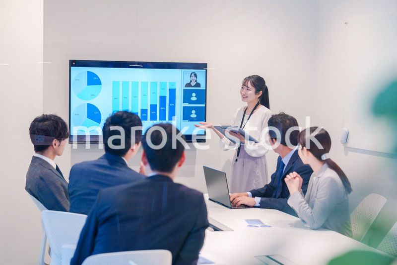 会議室でプレゼンをする若い女性