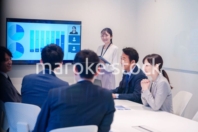 会議室でプレゼンをする若い女性