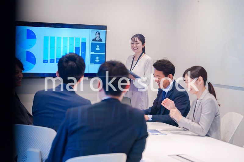 会議室でプレゼンをする若い女性