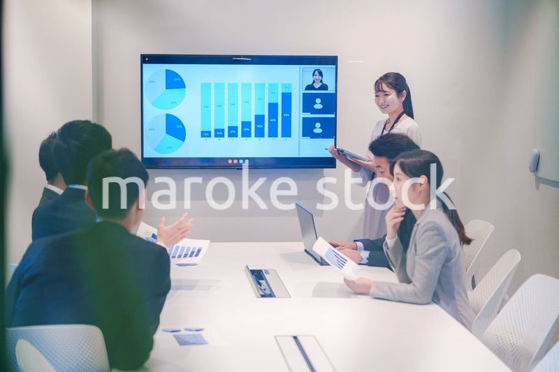 会議室でプレゼンをする若い女性