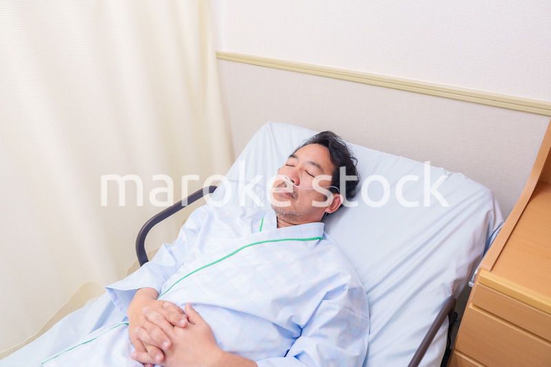 鼻にチューブを装着した入院患者の高齢男性