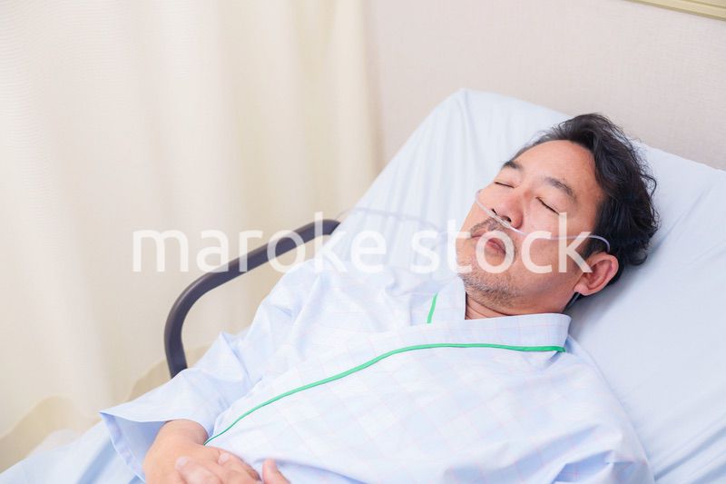 鼻にチューブを装着した入院患者の高齢男性