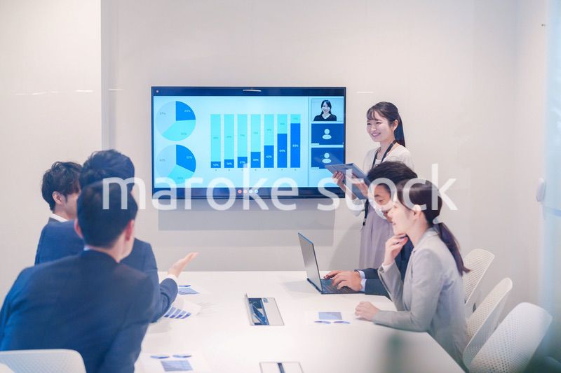 会議室でプレゼンをする若い女性