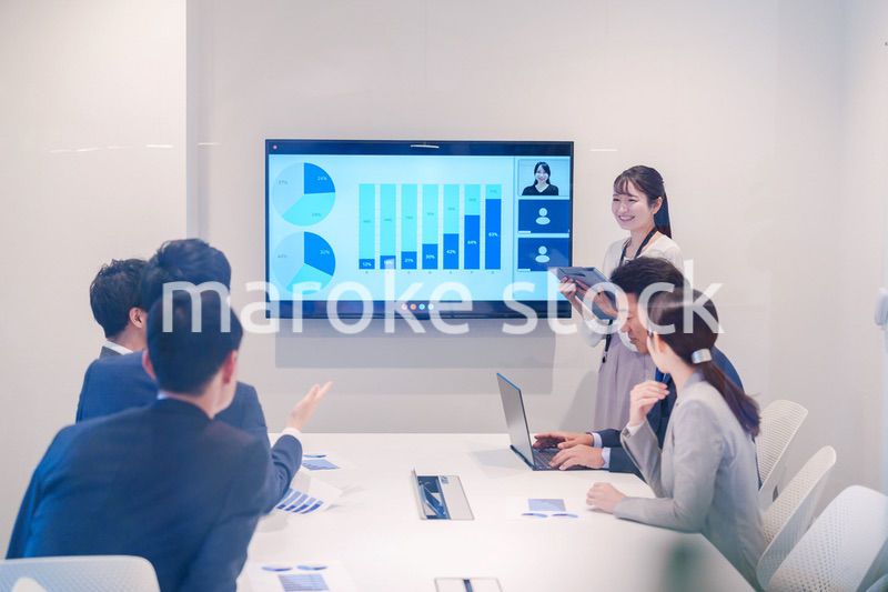 会議室でプレゼンをする若い女性