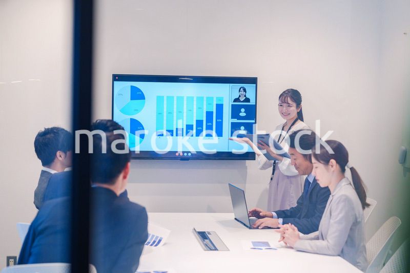 会議室でプレゼンをする若い女性