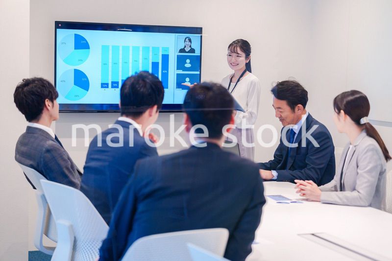 会議室でプレゼンをする若い女性
