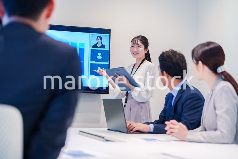 会議室でプレゼンをする若い女性