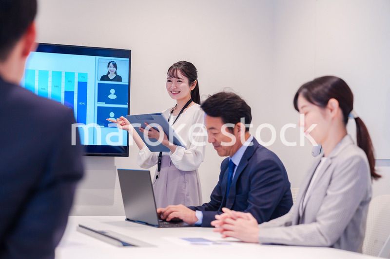 会議室でプレゼンをする若い女性