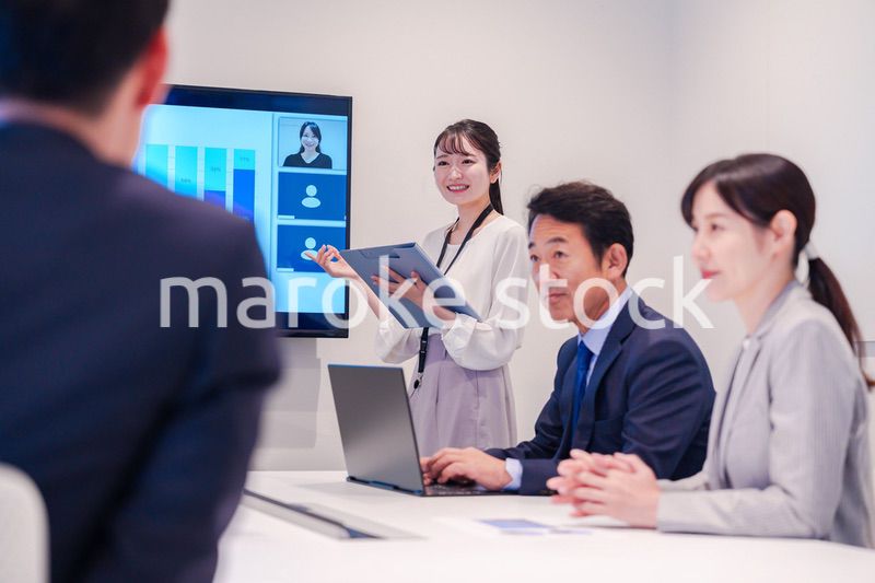 会議室でプレゼンをする若い女性
