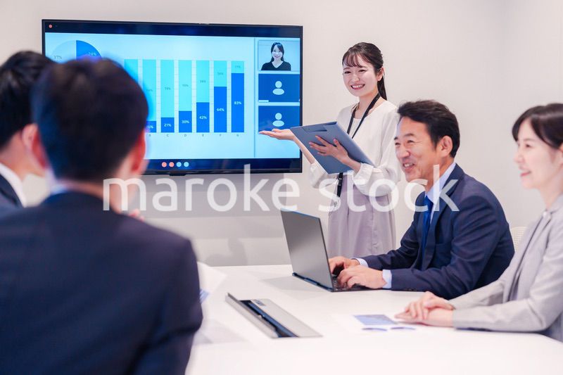 会議室でプレゼンをする若い女性